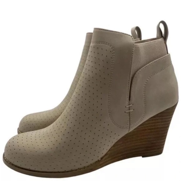 New Dolce Vita WOMENS booties Gerdy beige ankle wedges - Picture 7 of 15